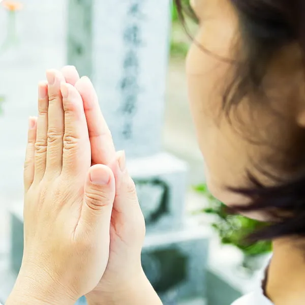 手を合わせる女性