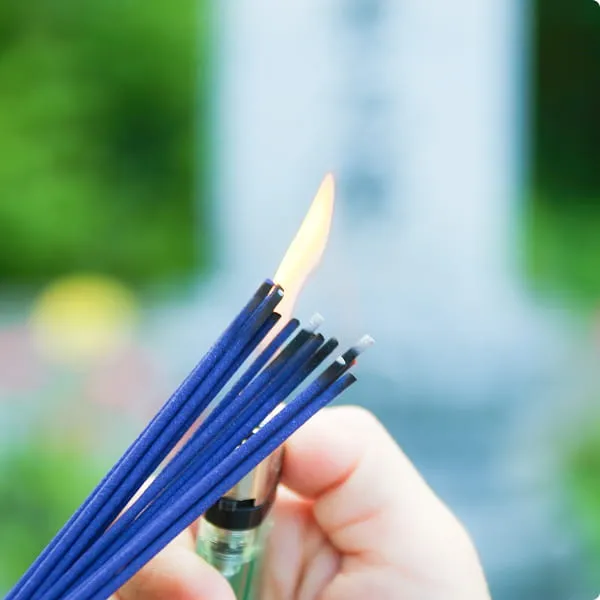 お線香に火をつける様子
