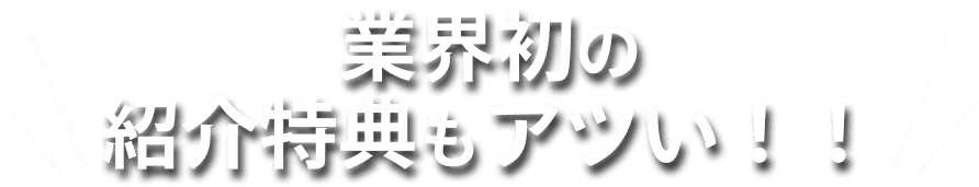 女性が笑顔でお墓掃除をしている様子